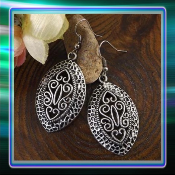 Vintage Hollow Oval Pendant Earrings - Picture 3 of 7